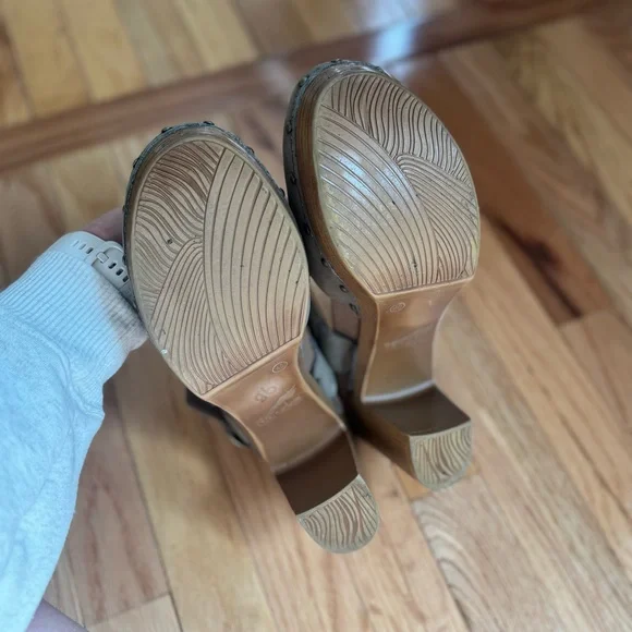 Dansko Mary Jane Clog Heels Size 40 Taupe Nubuck Leather Comfort Shoes - Picture 5 of 6